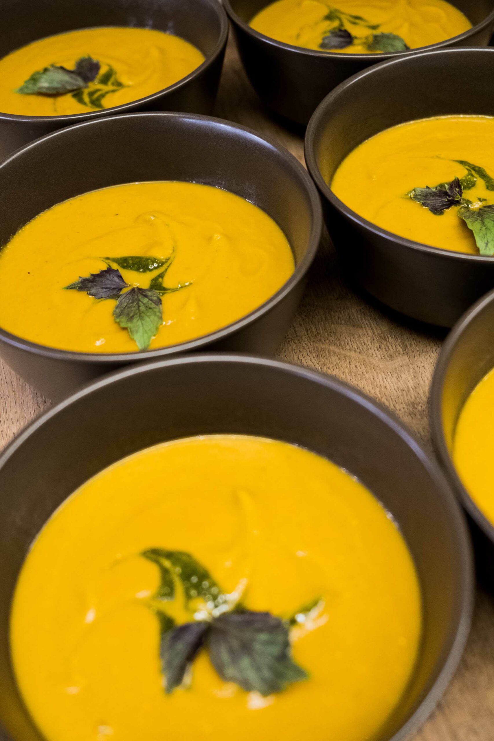 soupe de légumes grillés végétalienne