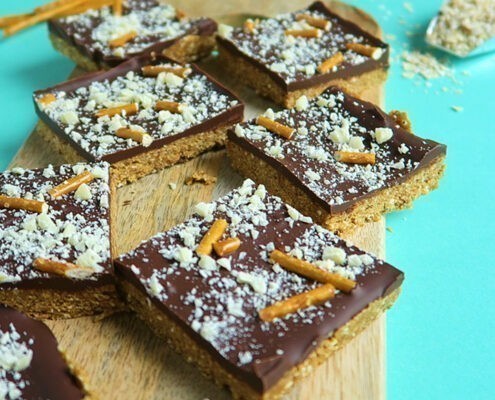 veganistische repen met chocolade, karamel en pretzels