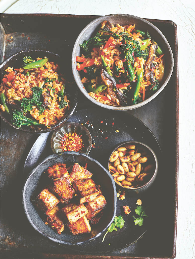 recette végétalienne Kimchi bokkeumbap aux légumes et tofu mariné croustillant