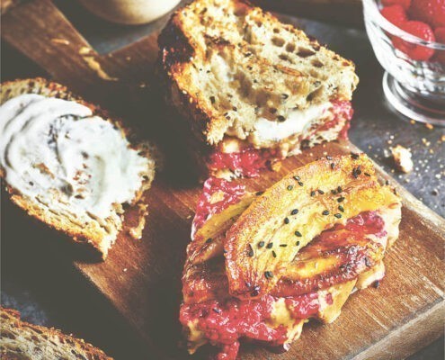 recette végétalienne toast au beurre d'arachide et banane caramélisée