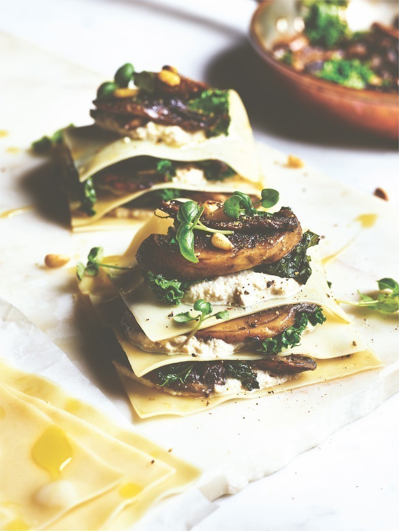 vegan recept open lasagne met gebakken paddenstoelen, cashewricotta, boerenkool en truffelolie