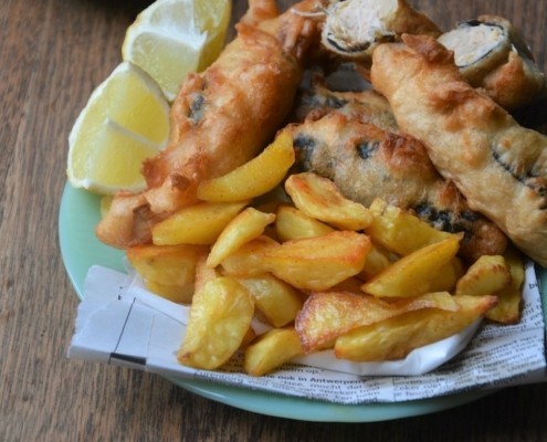 Fish & Chips façon végétalienne, accompagné d'une sauce rémoulade et un écrasé de petits pois