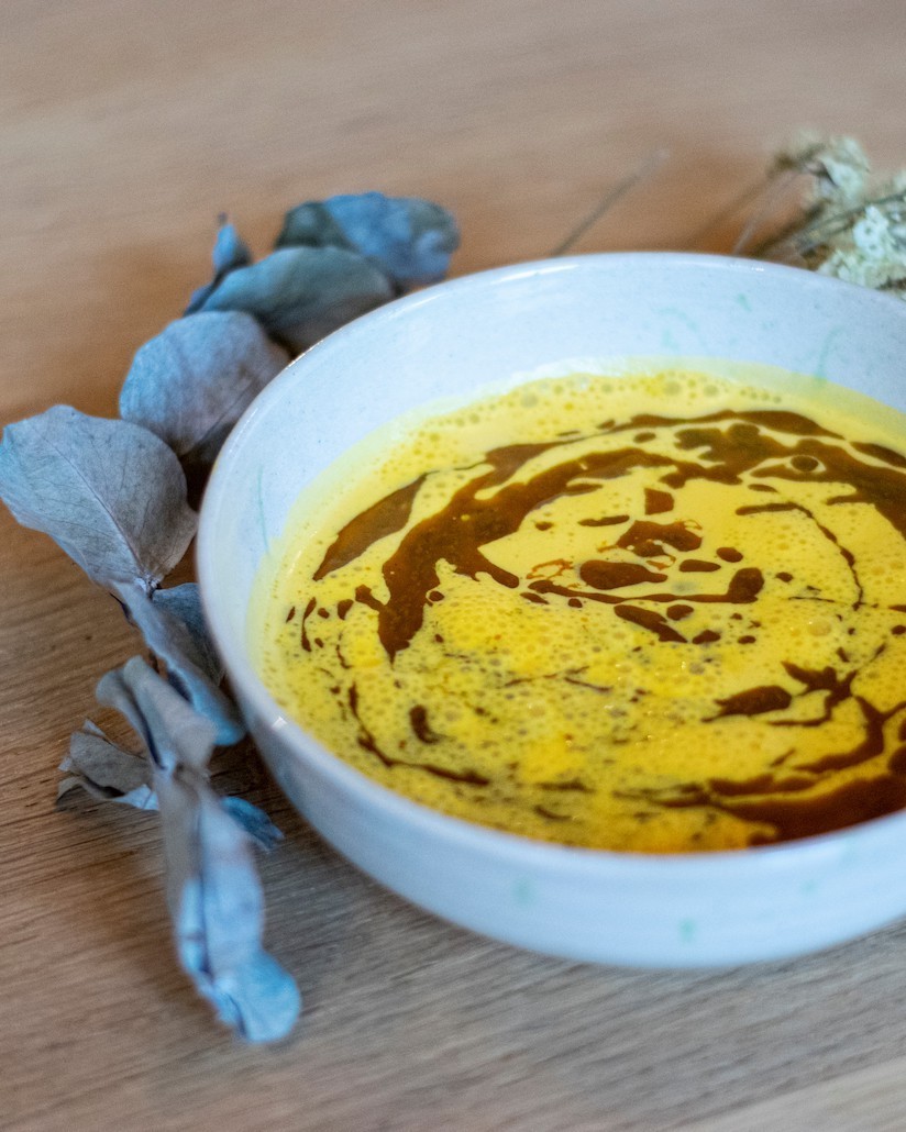 veganistisch recept wortelsoep met amandelmelk en Thaise kruidenolie
