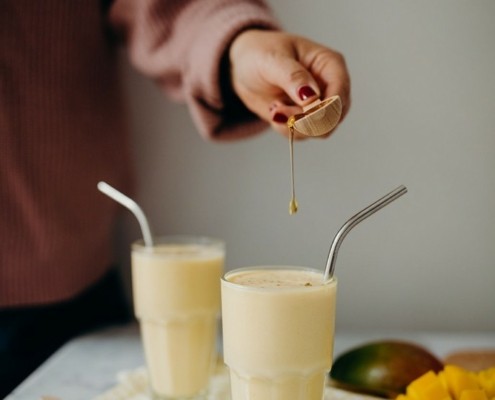 Lassi végétalien à la mangue : un milkshake rafraîchissant pour le dessert