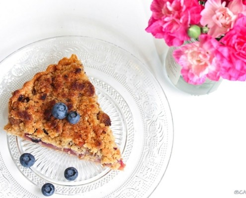 Tarte aux pommes végétalienne avec un crumble de spéculoos et myrtilles