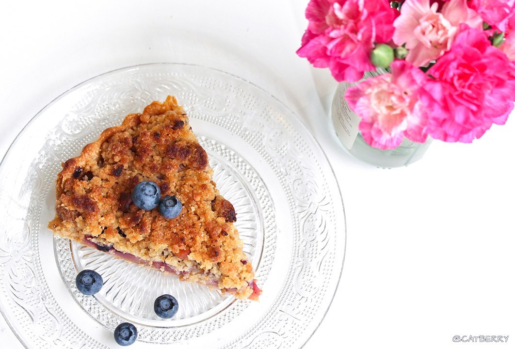 Tarte aux pommes végétalienne avec un crumble de spéculoos et myrtilles