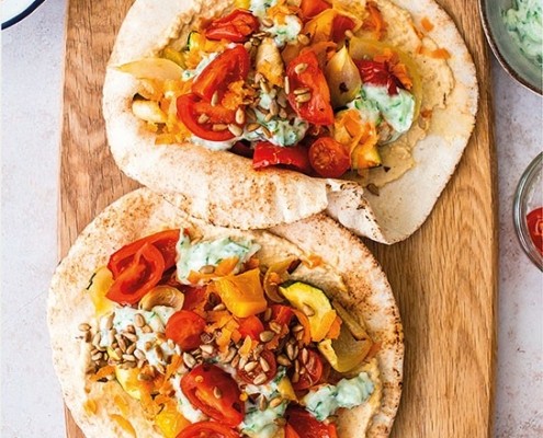 Tortillas fourrées aux légumes grillés, houmous et tzatzíki