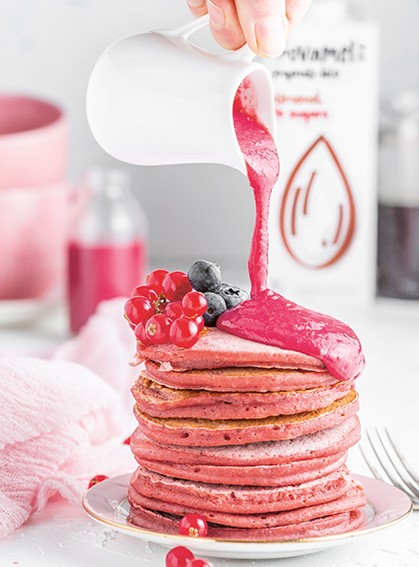 op vakantie titel zak Roze pancakes: vegan pannenkoeken met rode biet en bessensaus