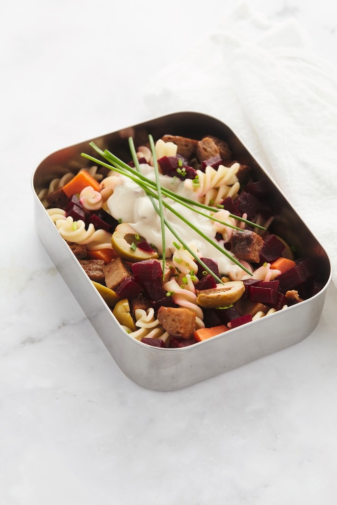 Glimlach vliegtuigen servet Vegan lunchbox: recept koude pastasalade met rode biet