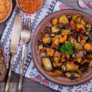Ratatouille vegane avec pommes de terre et olives