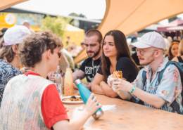 Mensen die samen eten aan tafel op Vegan Summer Fest
