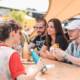Mensen die samen eten aan tafel op Vegan Summer Fest